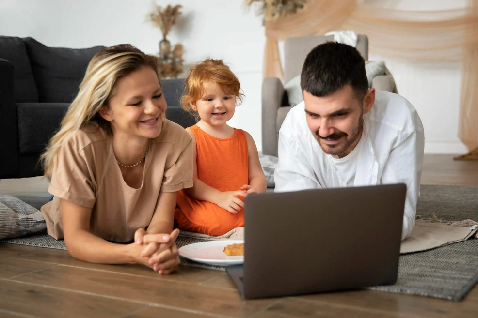 Familia adquiriendo tickets para un trekking en su computador